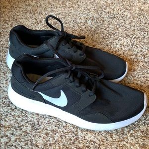Women’s black Nike Kaishi